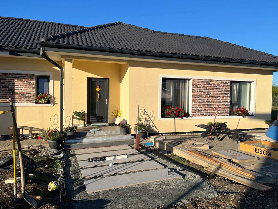 Vand 1/2 duplex pe parter Giarmata str Batrana nr 59