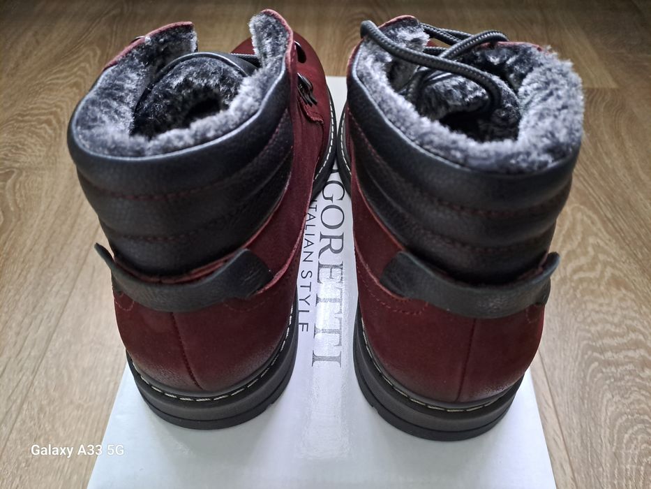 Vand ghete din piele naturala nabuc ( mată ) pentru bărbați.
Marime: 4