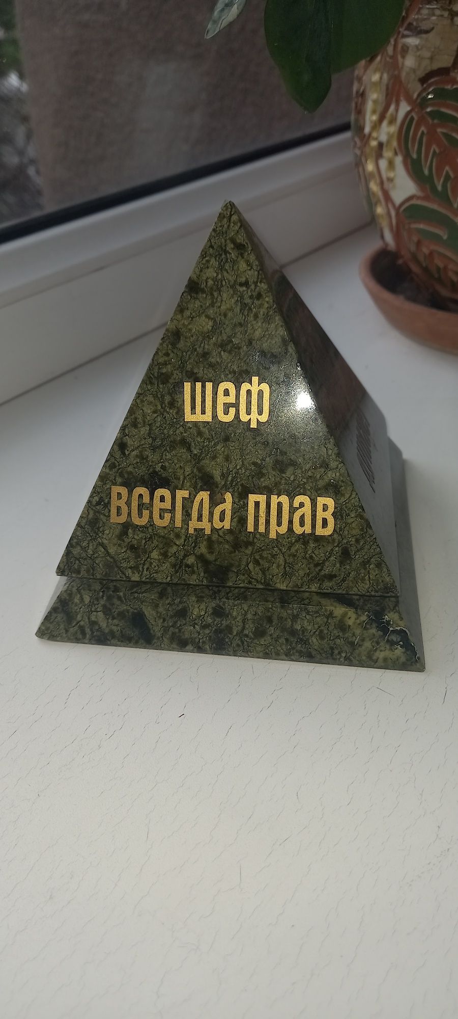 Статуэтка из гранита