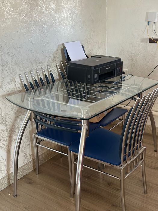 Стол вместе с стульями