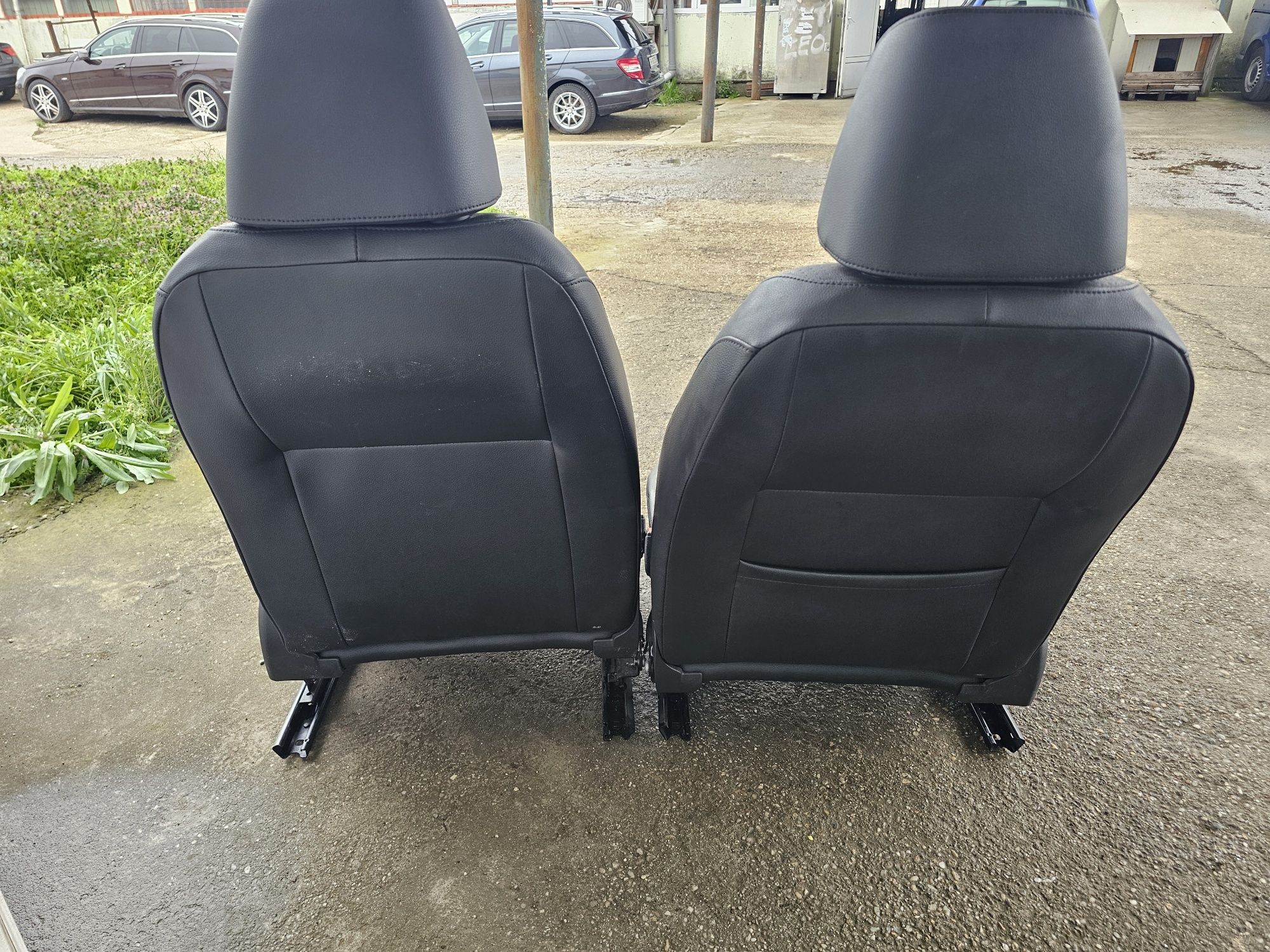 Tapiterie piele , scaune fata încălzite  , bancheta   vw Jetta 2013