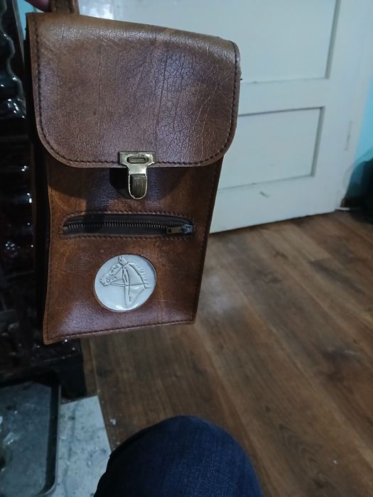 Vand geanta din piele are 60 de ani