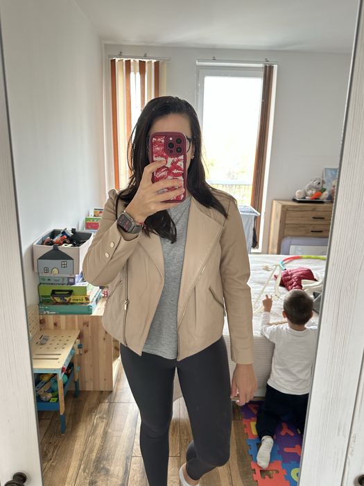 Стилно бежаво кожено яке Mango