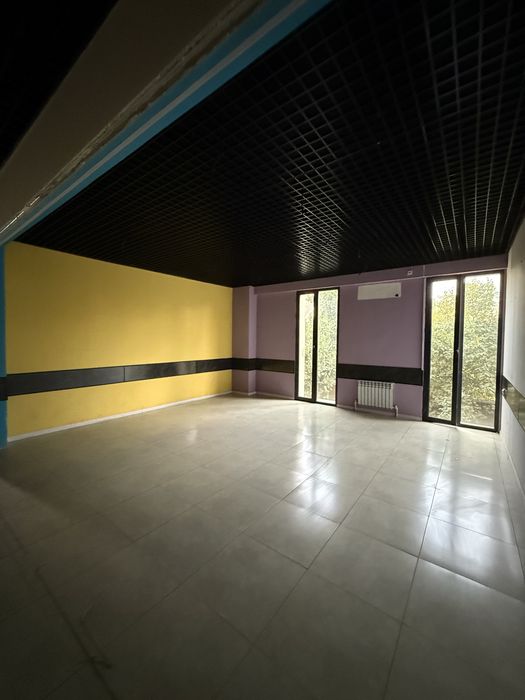 Вдоль центральной дороги сдается коммерческое помещение