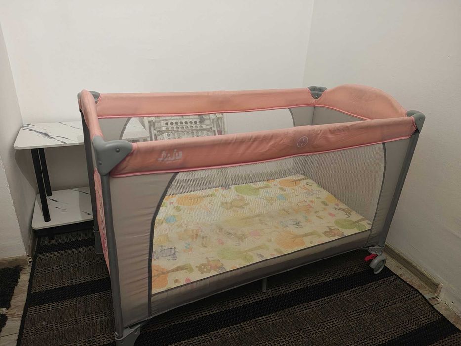 Pătuț roz bebelusi