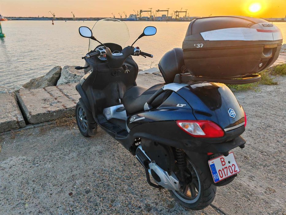 Scuter Piaggio mp3 300 se conduce cu categoria B