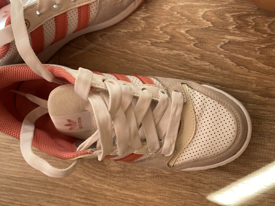 Кецове Adidas от естествени материали