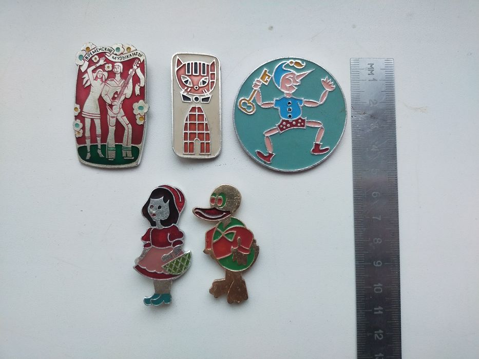 Продам значки ,Киндеры и тд