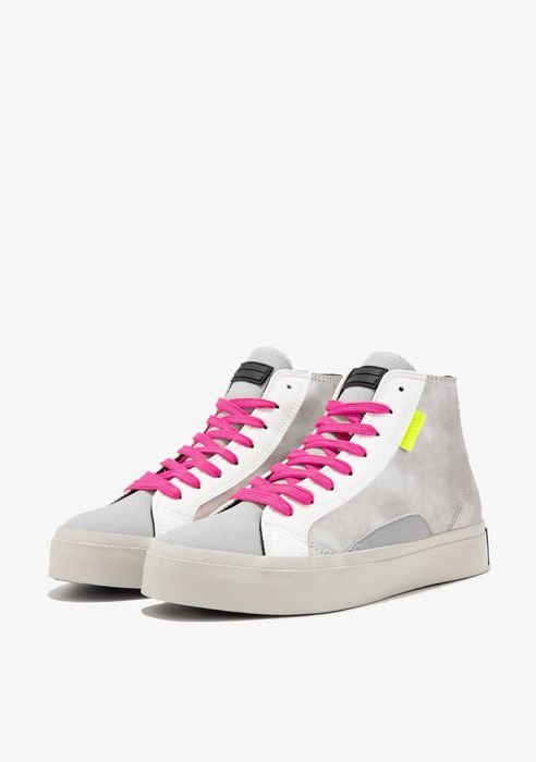 Нови сребристи кецове