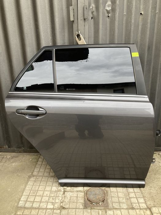 Заден дясна врата за Tойота Aвенсис Комби/Toyota Avensis T25 03-08г