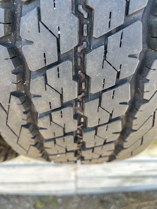 2 бр. гуми за бус 215/70/15C Brigdestone DOT 0718 9 mm