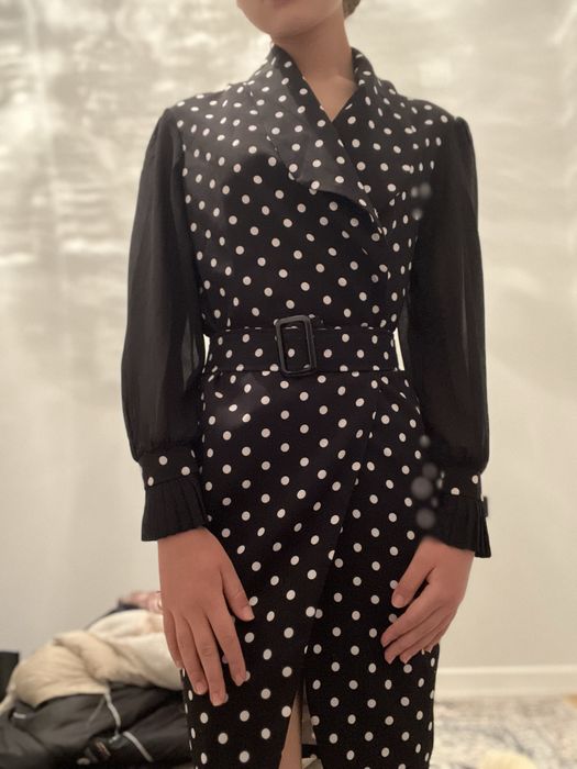 Это черное миди-платье в горошек с поясом и длинными прозрачными рукав