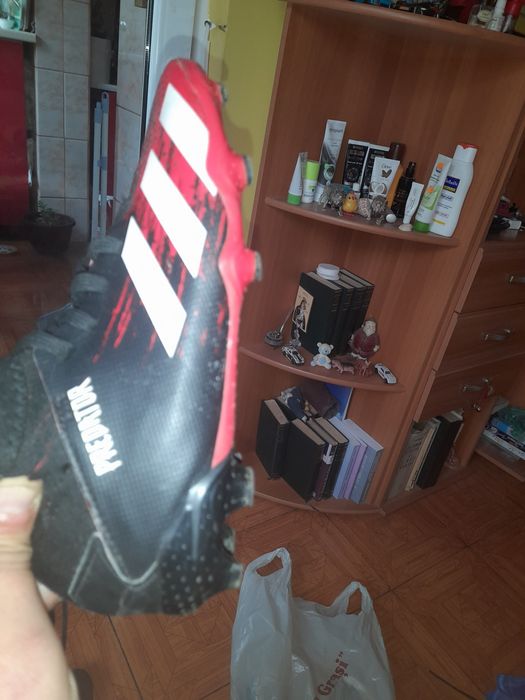 Vând adidasi de fotbal adidas predator