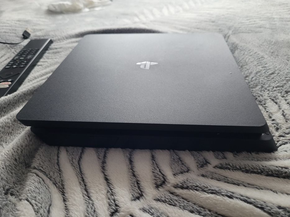 Vând ps4 slim 2 manete,stație de încarcare,9 jocuri