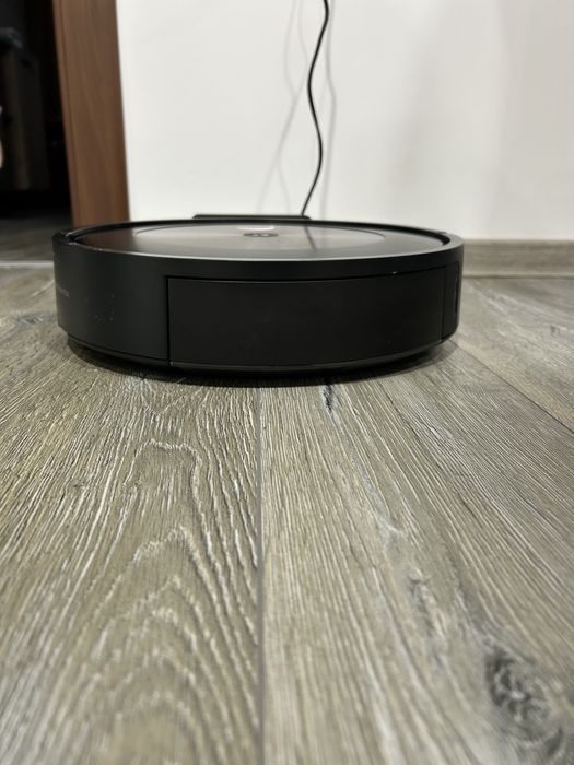 Robot de aspirare cu mop