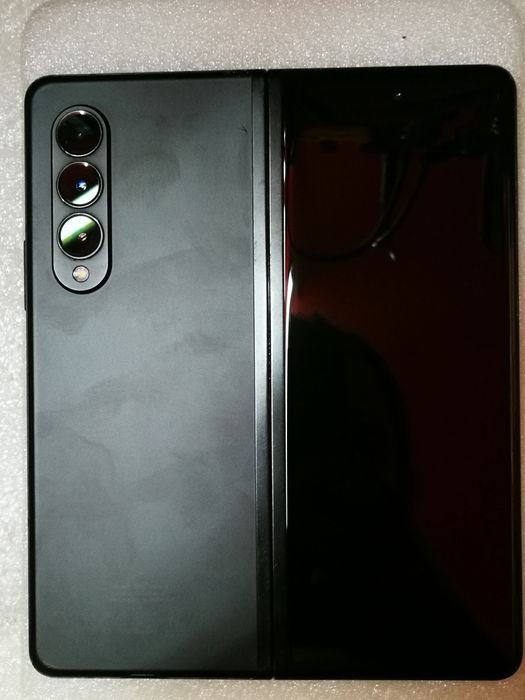 Samsung Z FOLD3 5G Перфектен, без забележки.