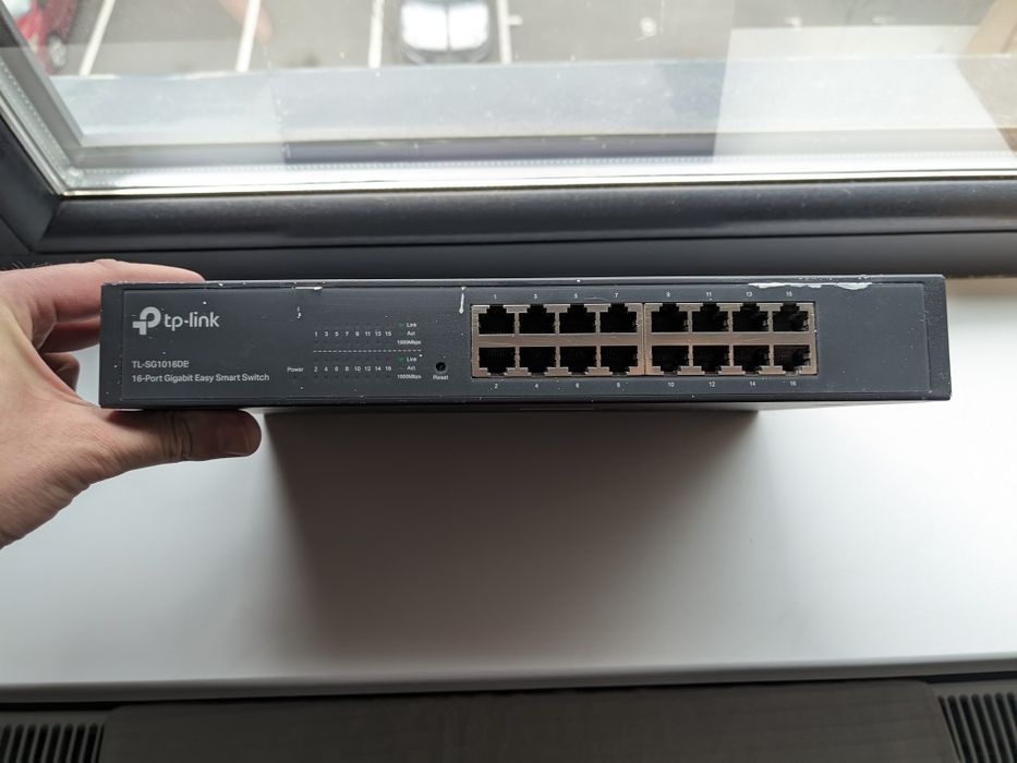 Switch Allied Telesis AT-GS910/8 și Switch TP-Link TL-SG1016DE