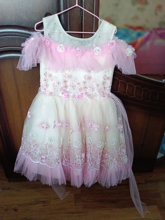 Продам праздничные платья на девочку