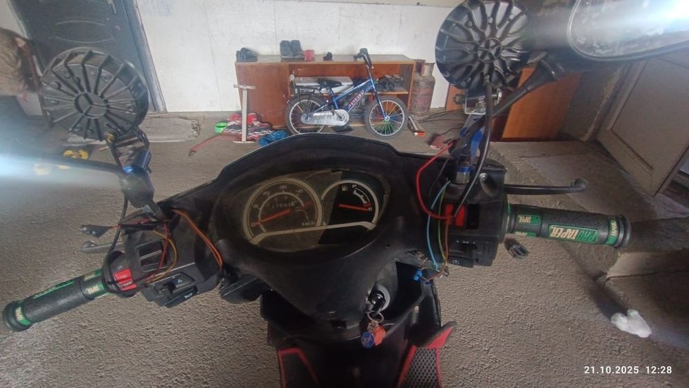 Продам м8 мопедд обмен на 15,14 айфон