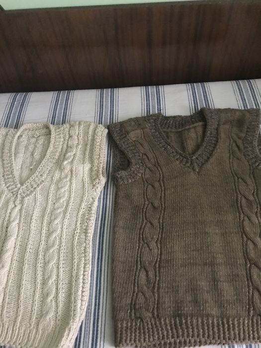 Домашно изплетени половери и елеци.