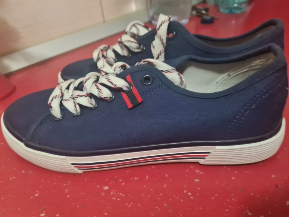 Tenesi albastri mar 38 ca noi la 40 lei Timișoara