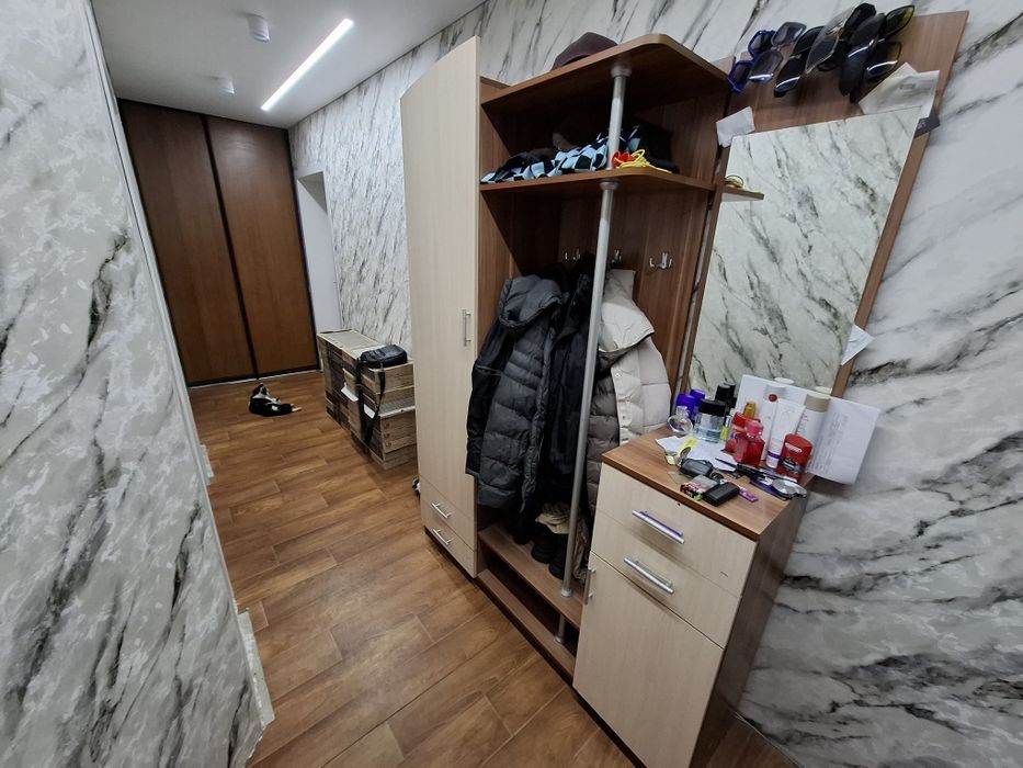 Продам прихожую .