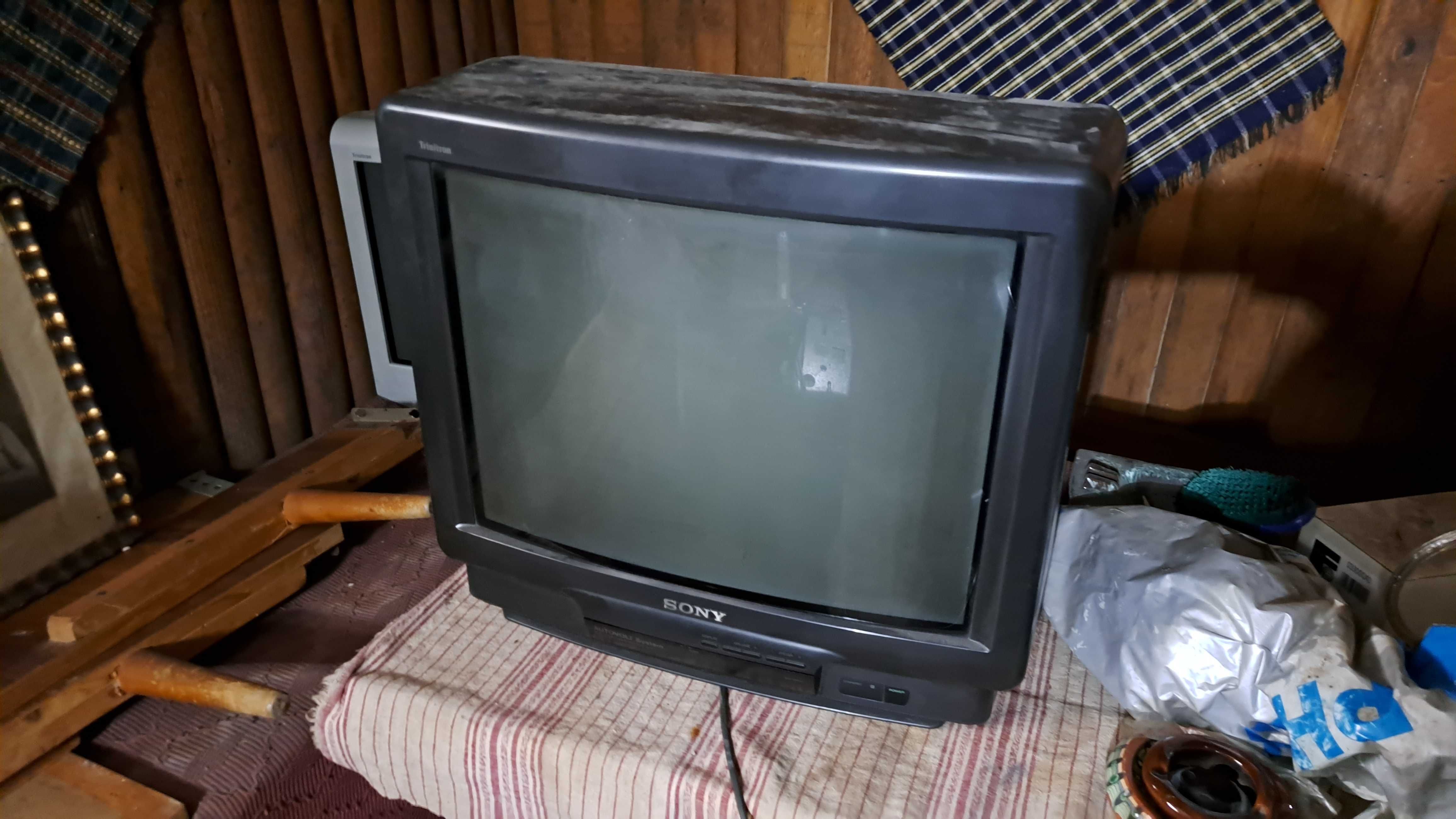 Два телевизора Sony Trinitron 21 инча и видео Hitachi