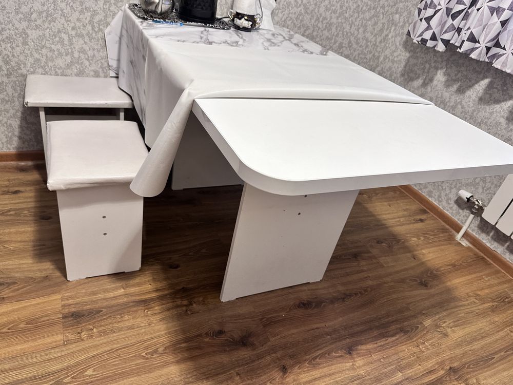 Стол со стульями