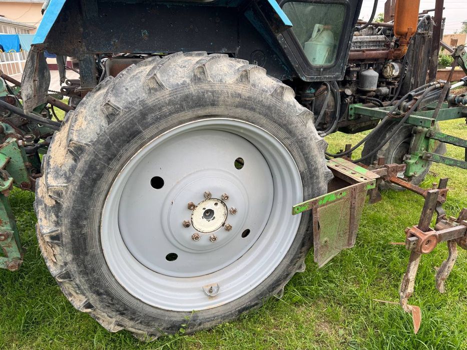 Traktor sotiladi 1998 yil kultivatsyasi bilan kapoti ham bor ishga