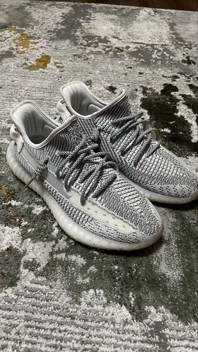 vand yeezy grii marimea 43