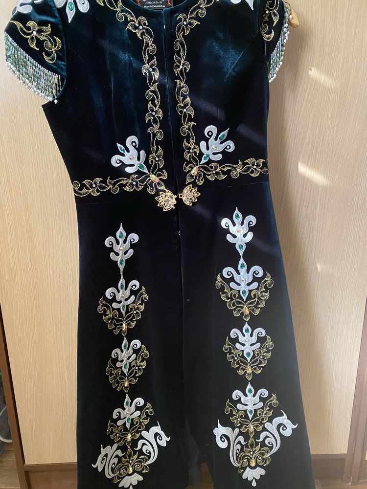 Продаются камзол от салона  Өрнек. Почти новый, один раз одевала. Сссс
