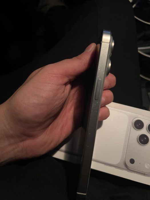 Vand 15 pro max 256 spart spate