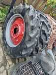 Vând cauciucuri tractor cu tot cu jante