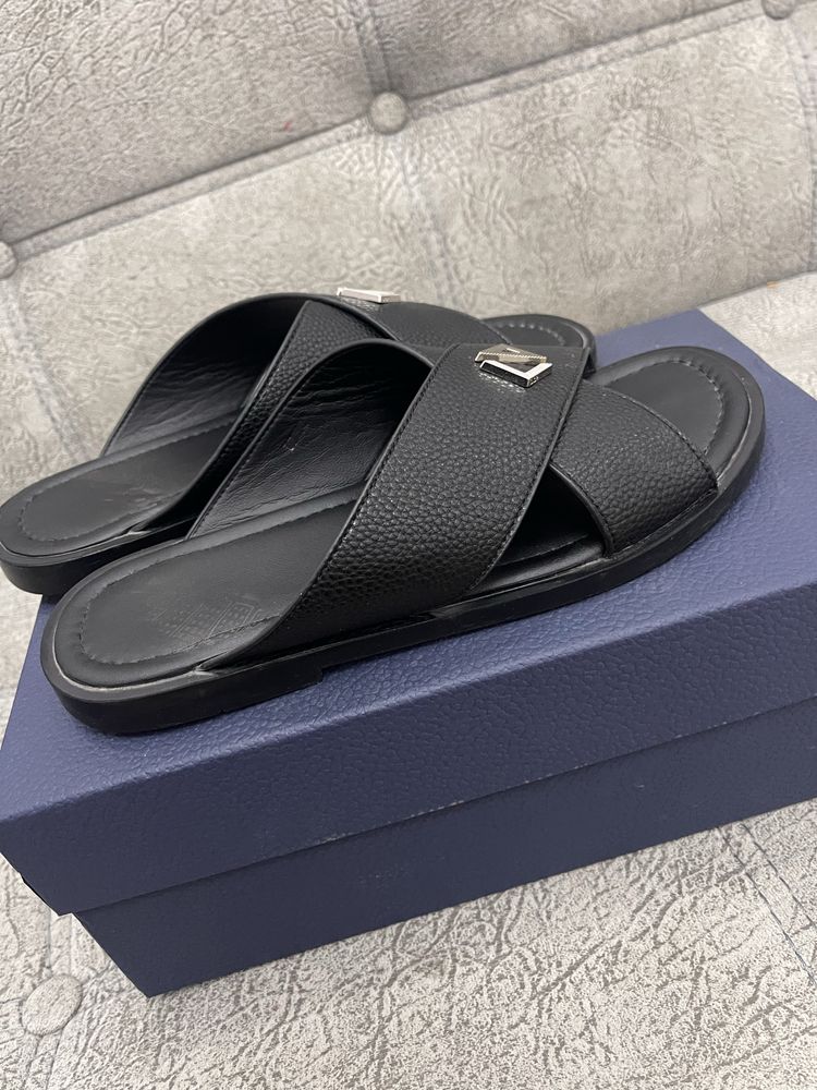 Продам тапочки Dior