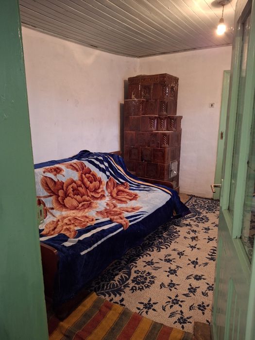 Vând casă bătrânească.