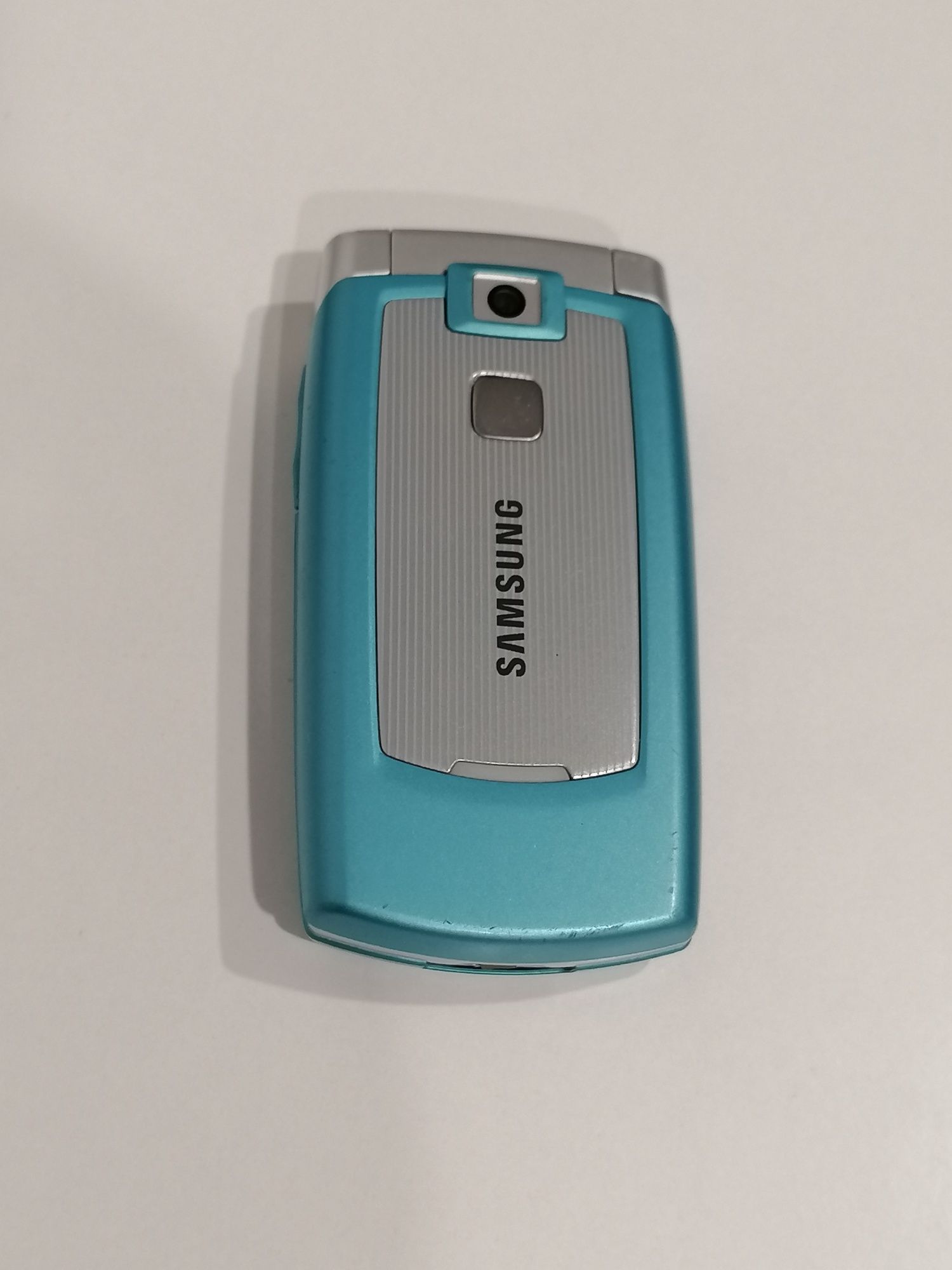 Telefon cu clapeta Samsung SGH-X540 cu  încărcător