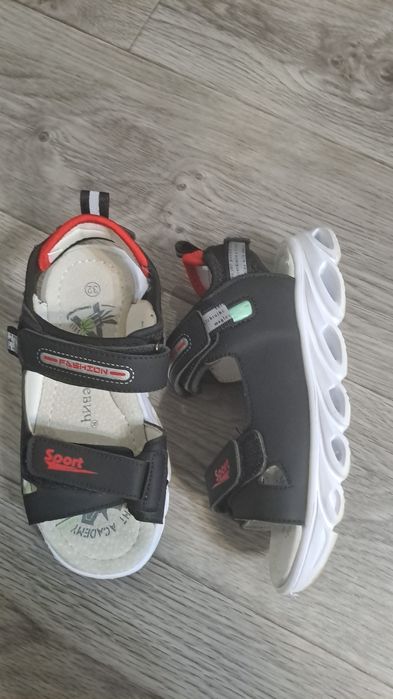 Продам обувь детскую