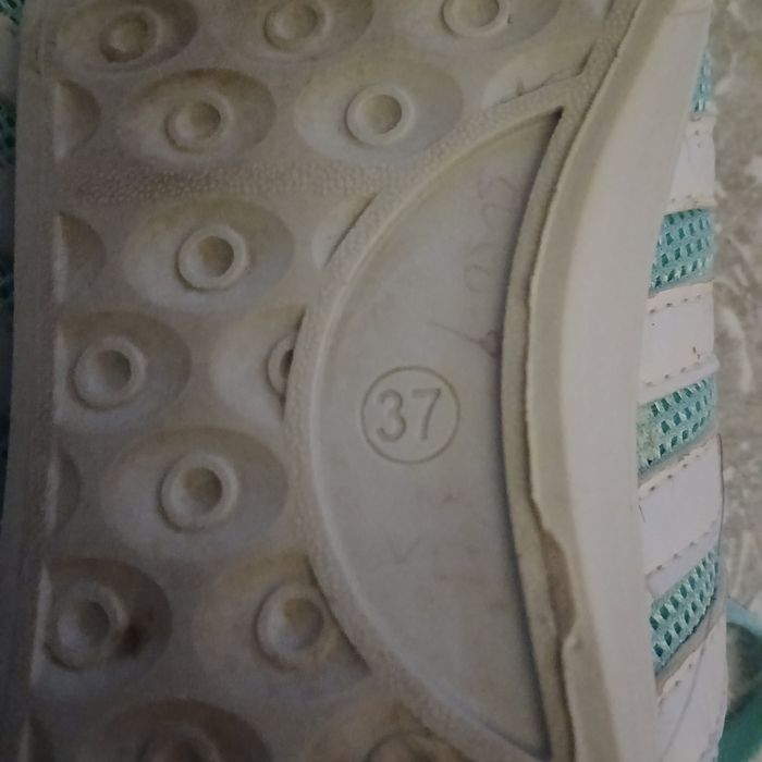 Кроссовки .   .   .