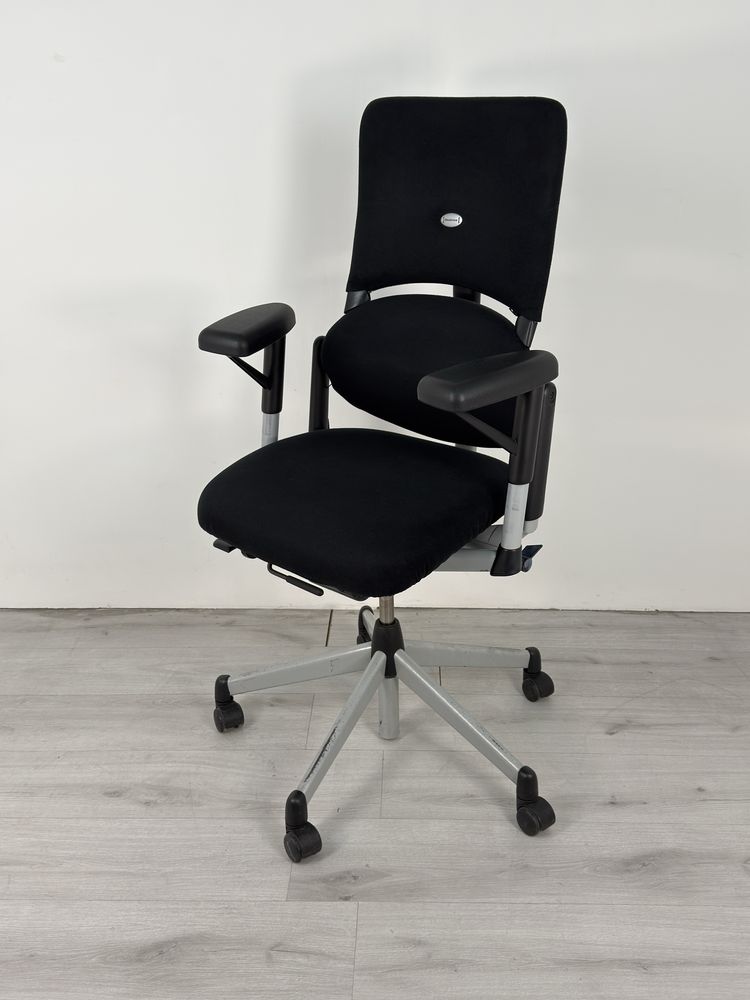 Ергономичен офис стол Steelcase Please V1 има две отделни облегалки,