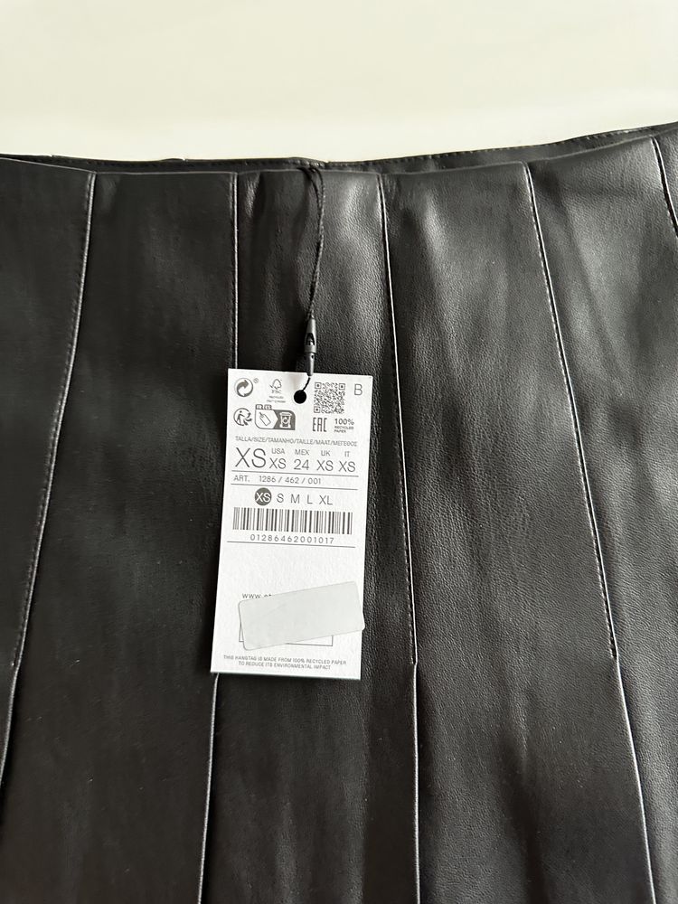 Продавам нова пола от Stradivarius.
