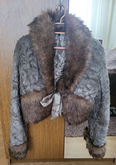 Jachetă elegantă din blană artificială – gri cu maro