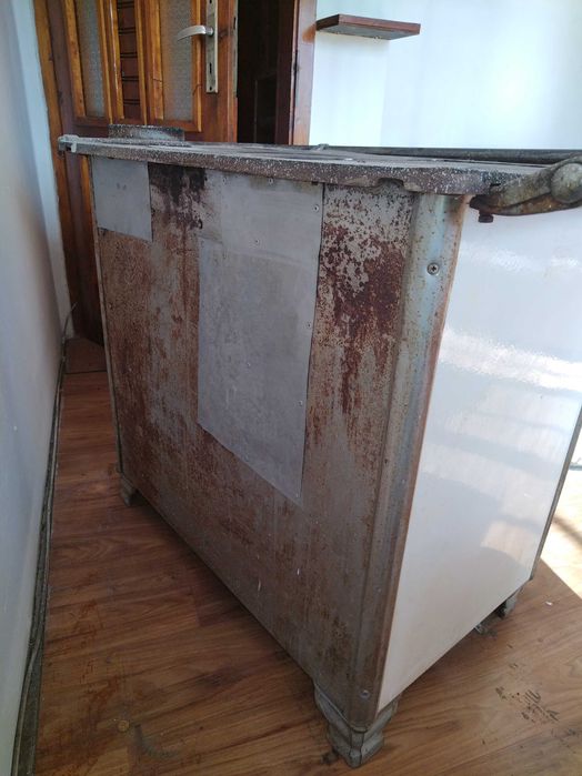 Печка на дърва от старите чугунен със фурна и здрави тухли