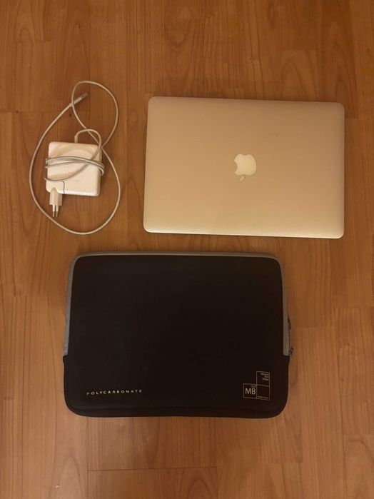 Macbook Air Mid 2011 cu husa si incarcator