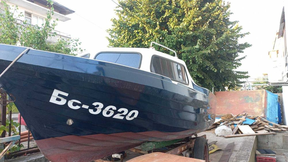 Лодка Кормуран с двигател