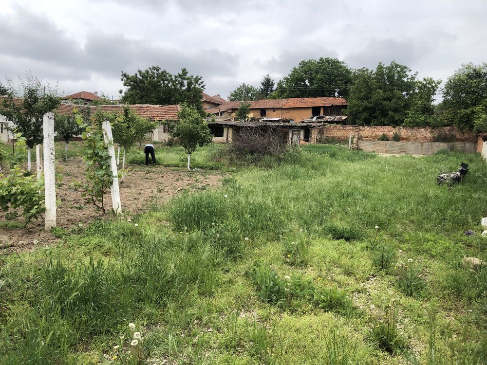Дворно място 715м2 с ток и вода