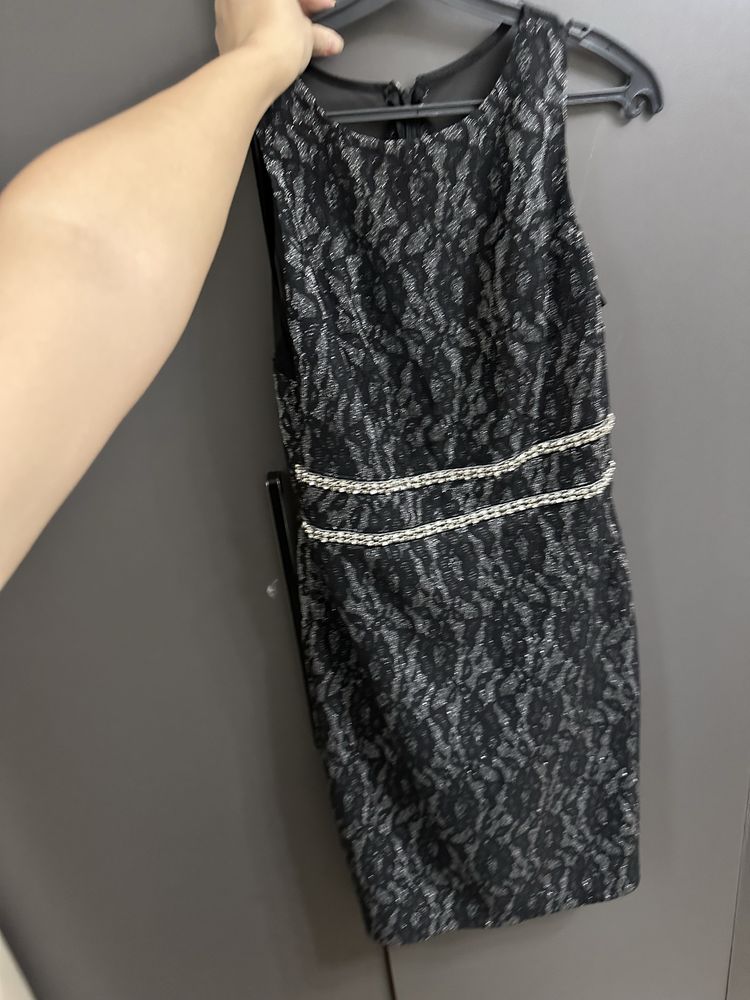 Платье  черно серое   с камнями  по талии классика