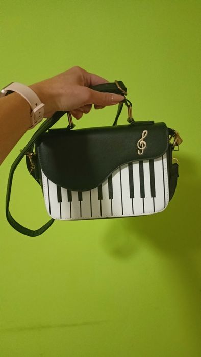 Дамска чанта с дълга дръжка