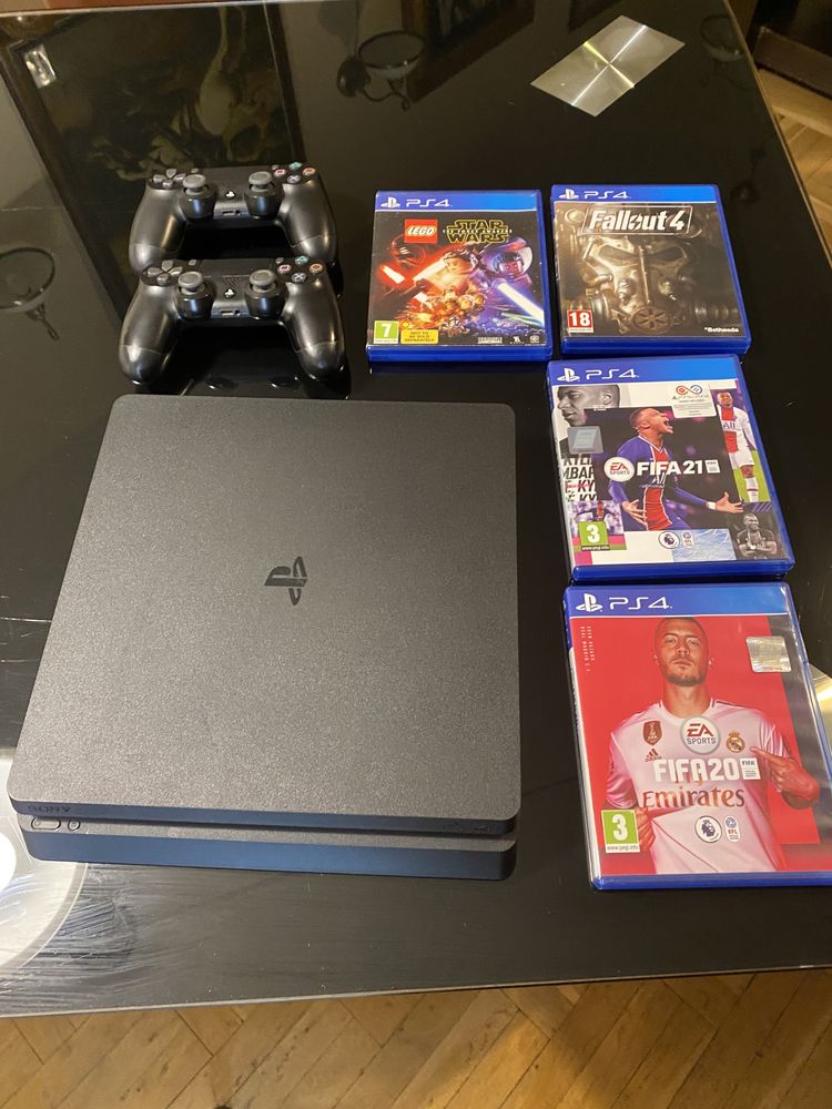 PLAYSTATION 4 + 2x Joystick+ 4 игри