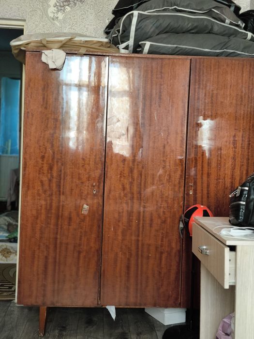 Продам прочный шкаф СССР