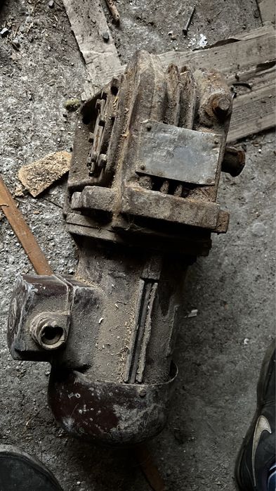 Motor trifazic cu reductor